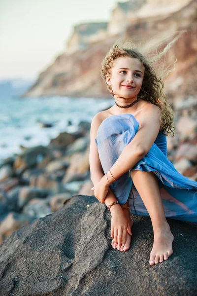 Menina jovem e bonita na praia ao pôr do sol — Fotografia de Stock