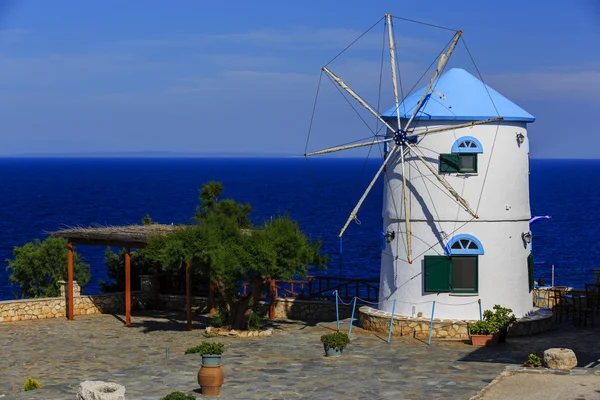 Molino de viento y hermoso paisaje marino — Foto de Stock