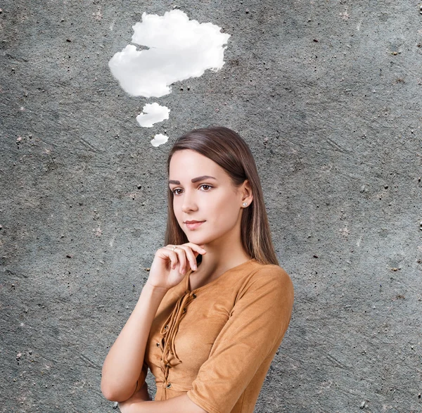 Jonge vrouw met idee cloud — Stockfoto