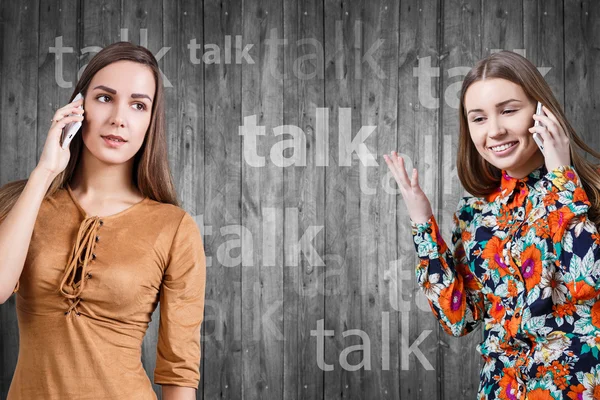 Jovens mulheres falando por telefone — Fotografia de Stock