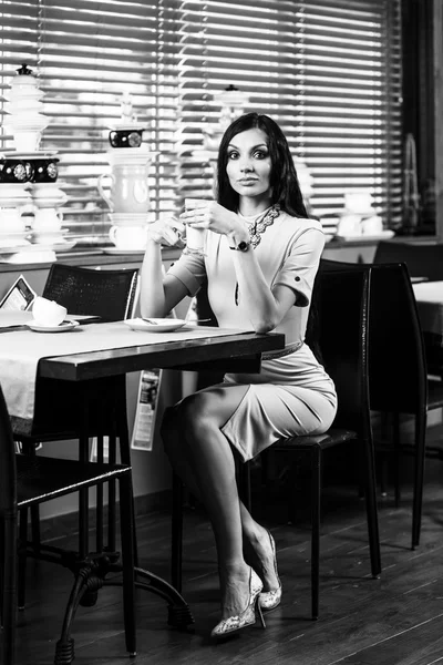 Όμορφη νεαρή γυναίκα κάθεται στο καφέ — Φωτογραφία Αρχείου