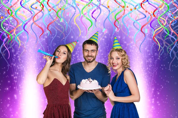 Menschen mit Kuchen feiern Happy Birthday — Stockfoto