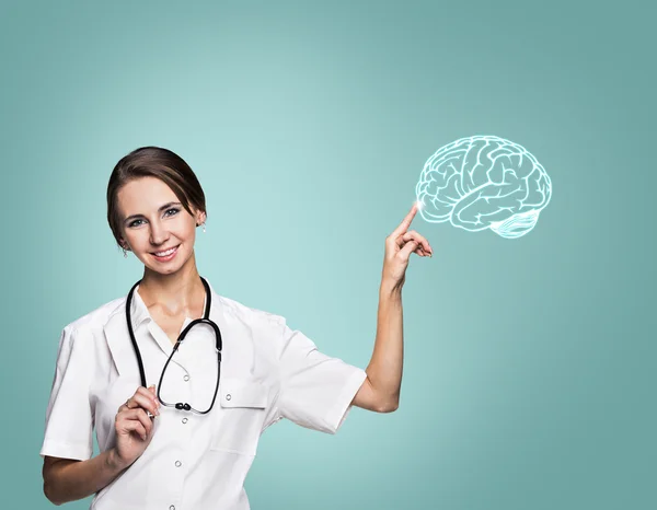 Kobieta lekarz w jednolite dotknąć malowane mózgu — Zdjęcie stockowe
