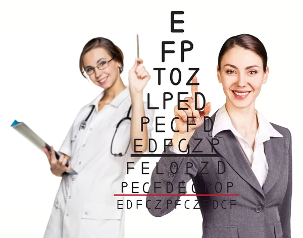 Arts opname de resultaten een gezichtsvermogen test — Stockfoto
