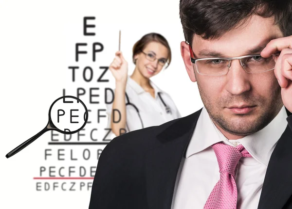 Muž s brýlemi na zkoušku zraku — Stock fotografie