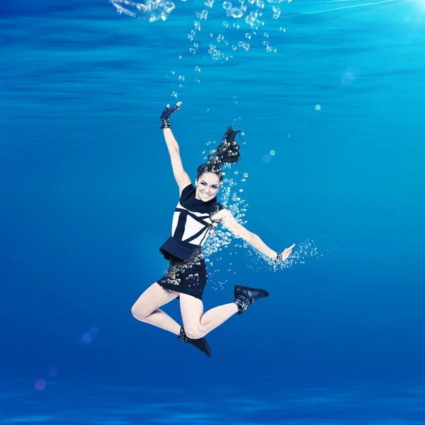 Undewater kvinna simning i havet — Stockfoto