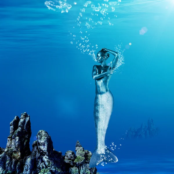 Mystiska sjöjungfru med glansig hud under vattnet — Stockfoto