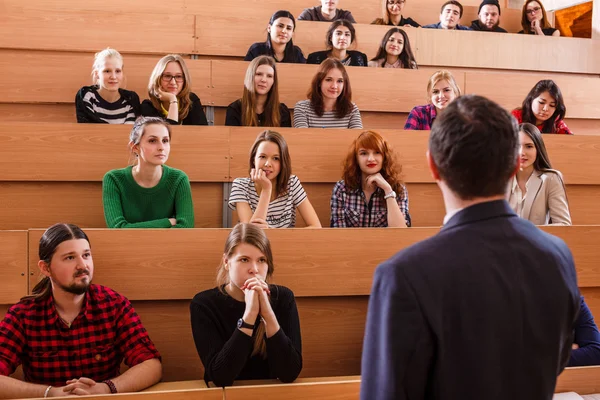 Teacher explaining something to students — Stock Photo, Image