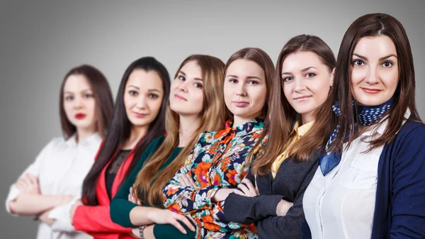 Schöne Frauen mit gekreuzten Händen — Stockfoto