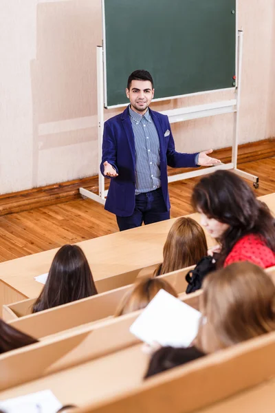 Lehrer erklärt Schülern etwas — Stockfoto