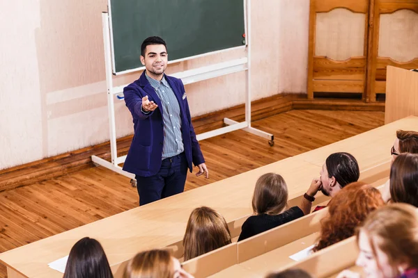 Učitel vysvětlit něco, co studenti — Stock fotografie