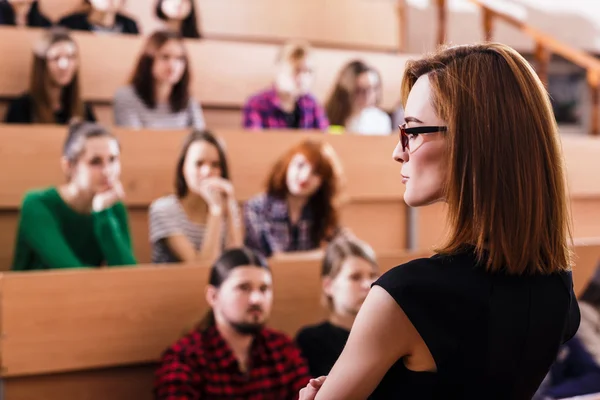 Teacher explaining something to students — Stock Photo, Image