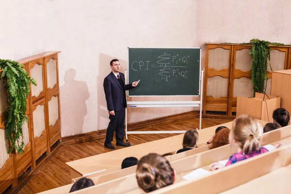 Teacher explaining something to students — Stock Photo, Image