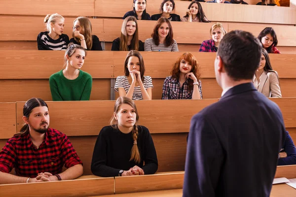 Teacher explaining something to students — Stock Photo, Image