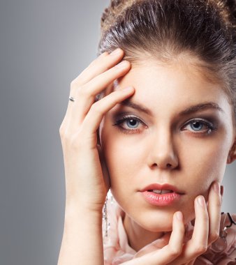 Kadın zarif makyaj ve saç modeli ile