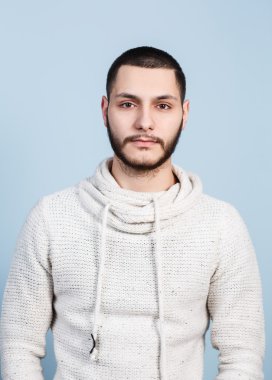 Ciddi bir yüz ile yakışıklı delikanlı