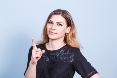 Genç güzel kadın tehdit parmak