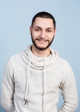 yakışıklı bir delikanlı bir gülümseme ile