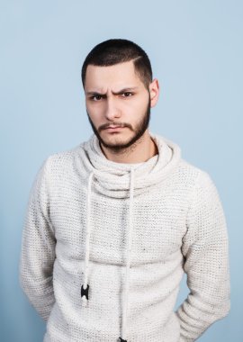 Ciddi bir yüz ile yakışıklı delikanlı