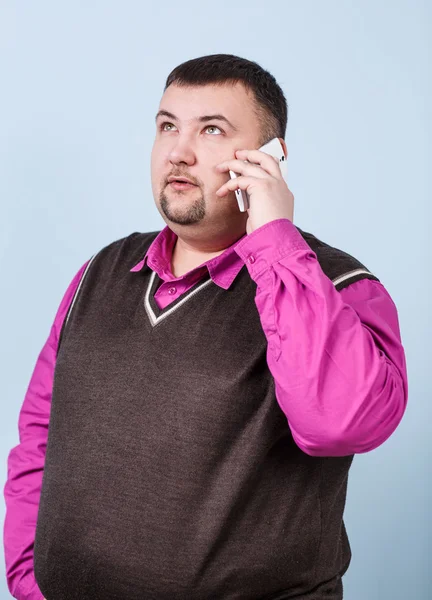 Man med övervikt talar i telefon — Stockfoto