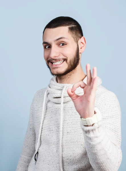 Joven hombre guapo muestra signo OK — Foto de Stock