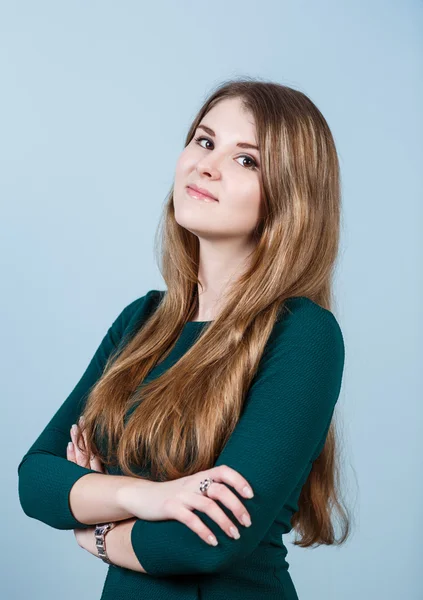 Jeune femme avec les mains croisées — Photo