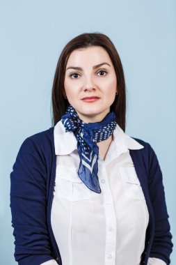 Ciddi bir yüz olan güzel kadın