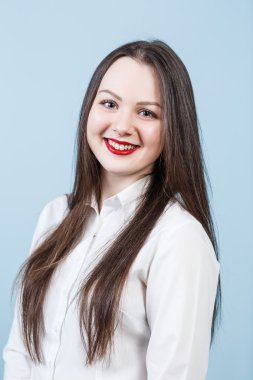 Geniş bir gülümseme ile genç güzel kadın