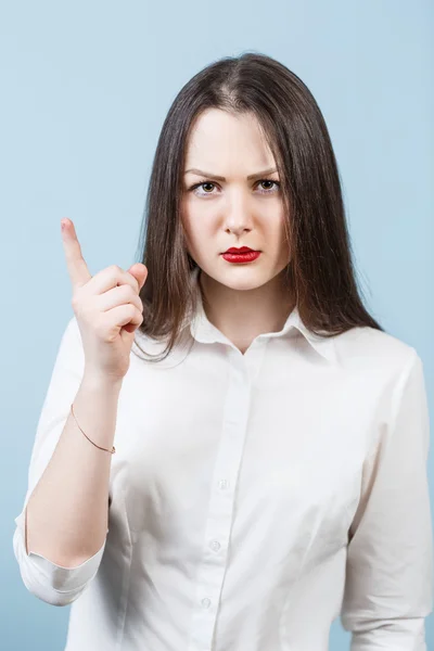 Mladá žena naštvaná hrozí prstem — Stock fotografie