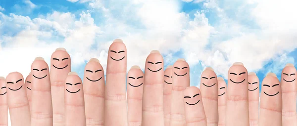 Много пальцев с нарисованными лицами — стоковое фото