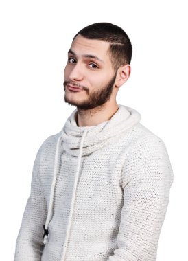 Genç yakışıklı adam güzel bir yüz yapar