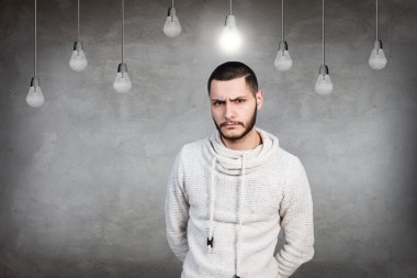 Genç adam düşünüyor.