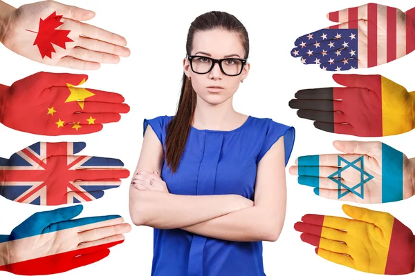 Vrouw en vele handen met verschillende vlaggen — Stockfoto