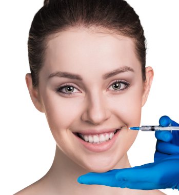 Genç kadın kozmetik enjeksiyon Başlarken