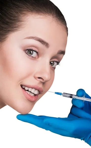 Mulher jovem recebendo injeção cosmética — Fotografia de Stock