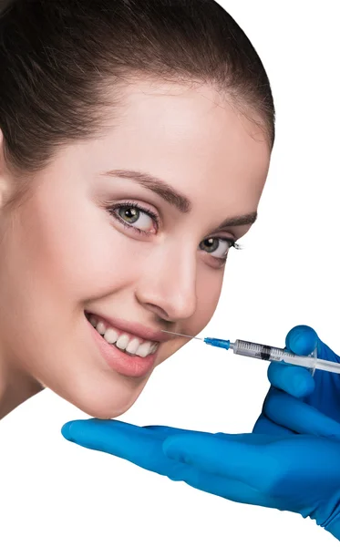 Mujer joven recibiendo inyección cosmética — Foto de Stock