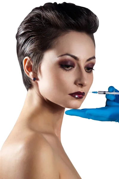Genç kadın kozmetik enjeksiyon Başlarken — Stok fotoğraf