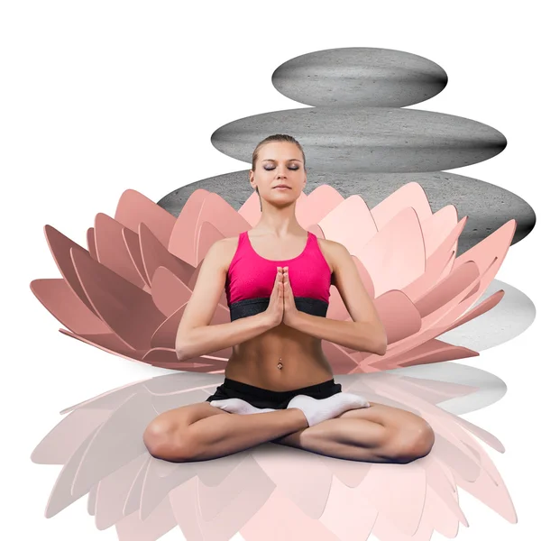 Mujer sentada en yoga posando y meditando — Foto de Stock