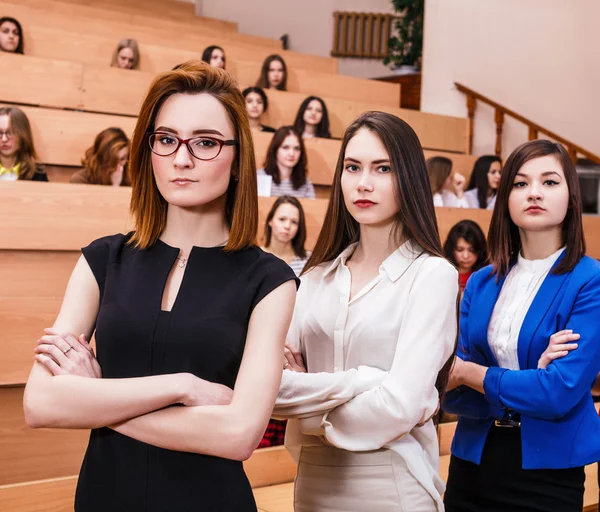 Junge Frauen im Klassenzimmer mit Studenten — Stockfoto