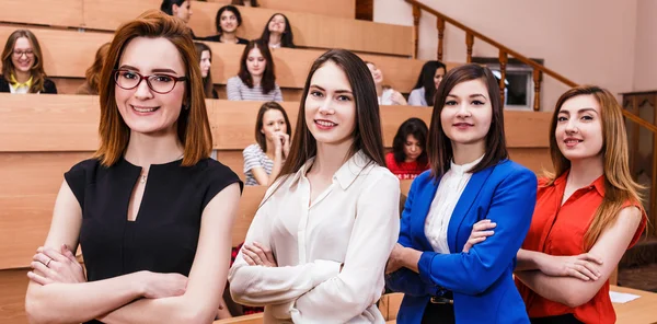 Jovens mulheres em sala de aula com alunos — Fotografia de Stock