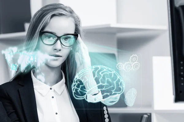 Mujer de negocios trabajando con gafas futuristas . — Foto de Stock