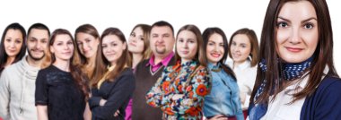 Mutlu gülümseyen genç grup insan