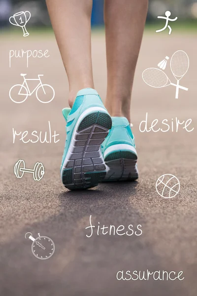 Vrouw voeten in sneakers met sport pictogrammen — Stockfoto