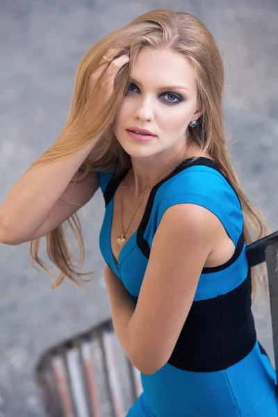 Young woman posing outdoor — Stock Photo, Image