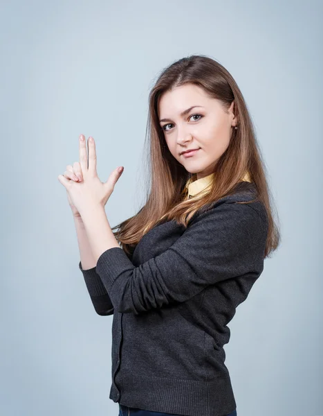 Junge schöne Frau zeigt Waffe Geste — Stockfoto