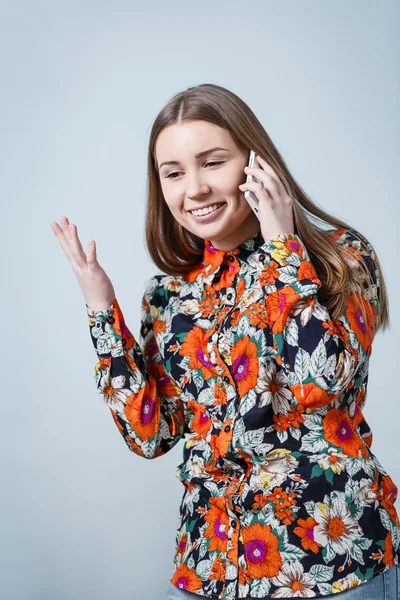 Mulher feliz fala ao telefone — Fotografia de Stock