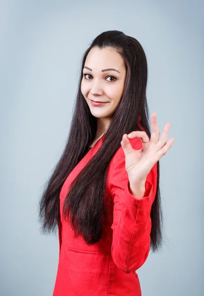 Junge schöne Frau zeigt ok Zeichen — Stockfoto