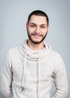 yakışıklı bir delikanlı bir gülümseme ile