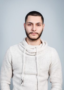 Ciddi bir yüz ile yakışıklı delikanlı