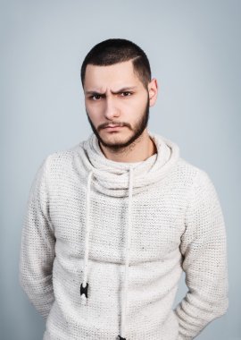 Ciddi bir yüz ile yakışıklı delikanlı